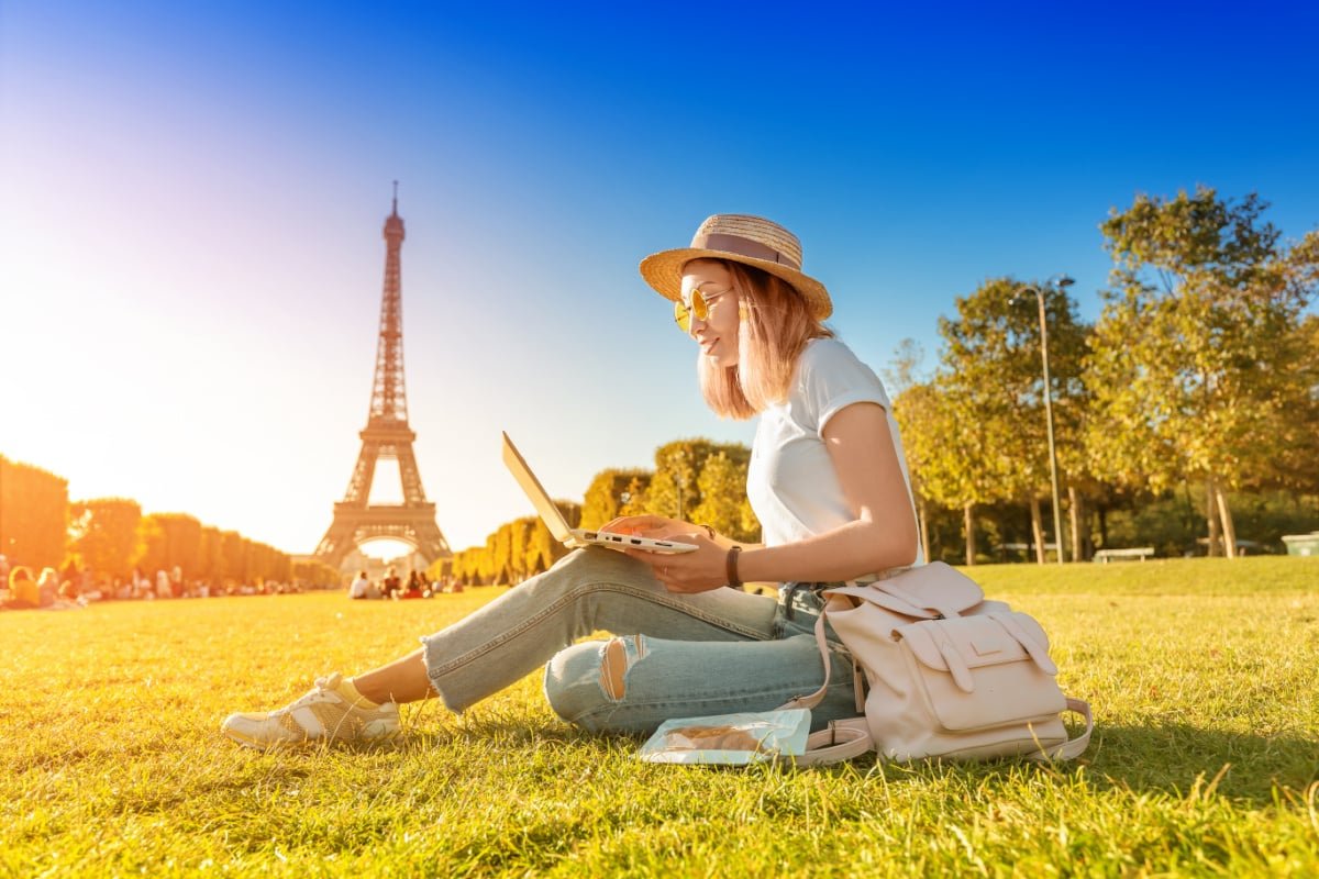 woman working in front of the Eiffel Tower, Paris